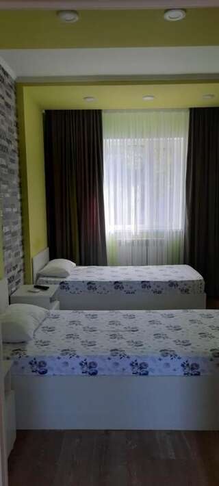 Мини-отель SHANYRAK Гостевой дом Актобе Двухместный номер с 2 двуспальными кроватями-1