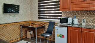 Мини-отель SHANYRAK Гостевой дом Актобе Двухместный номер с двуспальной кроватью и дополнительной кроватью-3